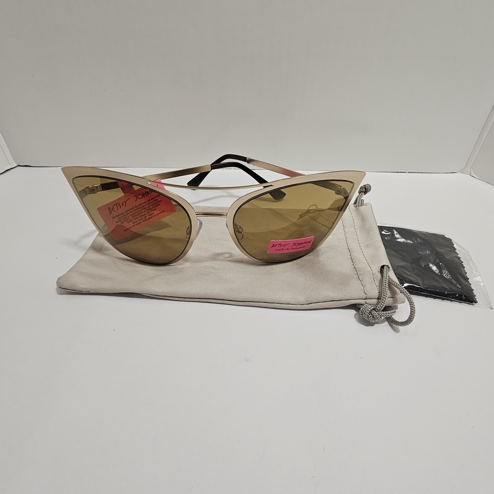 NWT Betsey Johnson Gold Cat Eye Sunglasses Metal Pink Heart Summer Festival